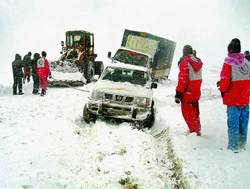 نجات خانواده ها و خودروهای در برف مانده 