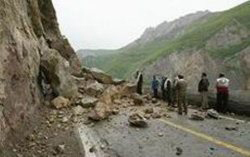 انسداد جاده 2 روستای شهرستان لردگان بر اثر ریزش كوه 