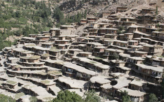 روستای تاریخی سرآقاسید چهارمحال وبختیاری دچار آتش سوزی شد