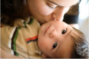وابستگی کودک نتیجه عدم امنیت است، آغوش مادر را دست کم نگیرید