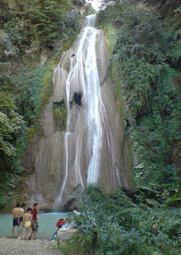 آبشار دره عشق ، جاذبه ای بسیار زیبا و مفرح اما  خالی از امکانات...
