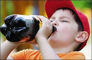 نوشیدنیهای گازدار کودکان را خشن و حواس پرت می‌کند