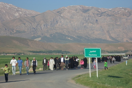 اولین همایش پیاده روی عمومی در روستای تشنیز برگزار شد