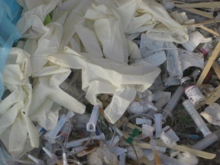 رها شدن زباله های بیمارستانی در مزارع  لردگان + تصاویر‏