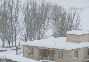 بارش اولين برف در ارتفاعات کوهرنگ/ عشایر از کوچ کردن خودداری کنند
