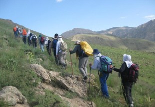 پاکسازی محیط و آموزش روستائیان توسط گروه کوهنوردی شیدا در چهارمحال و بختیاری