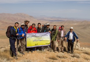 کوهنوردان راه و شهرسازی در مسیر صعود به کوه شیت محیط را از زباله‌ها پاک‌سازی کردند