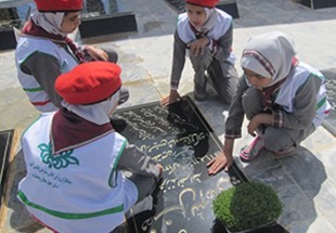 گلباران و عطرافشاني گلزار شهدا توسط دانش‌آموزان در اردل