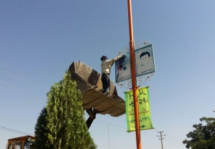 بازسازي و تعويض تابلوهاي مزين به تصاوير شهداء در ورودي بن