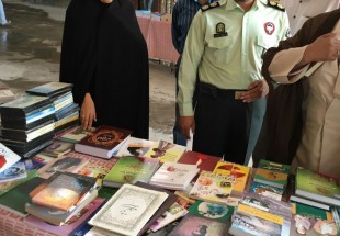 ايستگاه فروش کتاب بمناسبت بزرگداشت اولين نماز جمعه بعد از انقلاب اسلامي برپاشد