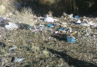 زباله هاي کريم آباد تهدیدی در  زیبایی چهره  اين روستا