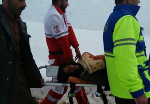 نجات جان زن 43 ساله کوهرنگ بعد از پياده روي 3 ساعته در برف + تصاوير