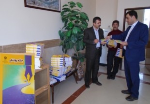 توزيع کتاب «جاده روشنايي» در بين سواد آموزان استان