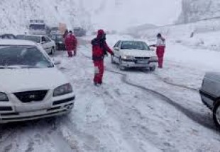 امداد رساني به 70 خودرو گرفتار کولاک برف در بروجن