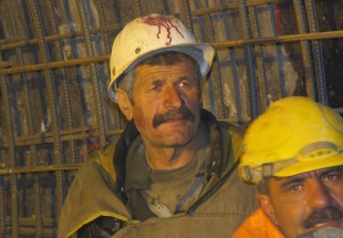 کارگراني که در تاريکي دل سنگ را مي شکافند/بازنشستگي دغدغه کارگران تونل کوهرنگ 3