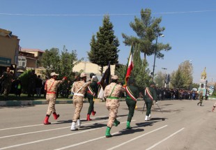 رژه مقتدرانه نيروهاي مسلح در شهرستان لردگان برگزار شد + تصاوير