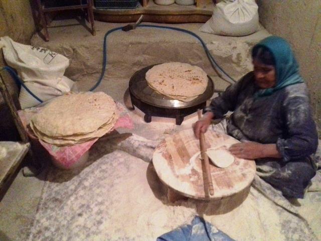 زنان اردلي براي مناطق سيل زده نان پختند+تصاوير