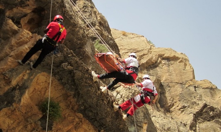 نجات جان کوهنورد اصفهاني در ارتفاعات لردگان