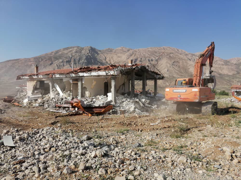 9 ویلای غیرمجاز در منطقه بیرگان شهرستان کوهرنگ تخریب شد