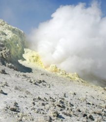 خروج بخار ودود از زمین باعث وحشت ساكنان یك روستای لردگان شد