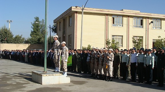 صبحگاه مشترک نیروهای نظامی و انتظامی در لردگان به مناسبت هفته دفاع مقدس  <img src="/images/picture_icon.png" width="16" height="16" border="0" align="top">