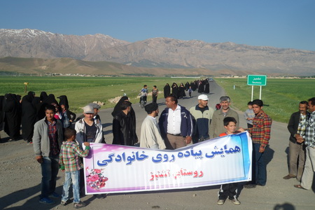 اولین همایش پیاده روی عمومی در روستای تشنیز برگزار شد