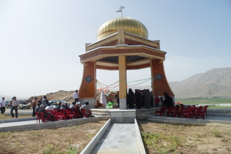 زوج شلمزاری زندگی مشترکشان را در کنار قبور شهدا گمنام این شهر آغاز نمودند