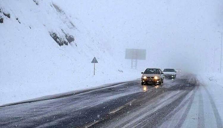 آغاز بارش برف در برخی محورهای چهارمحال‌وبختیاری